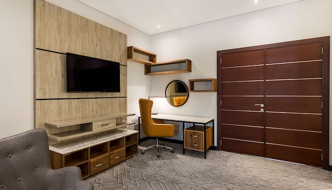 Radisson Hotel Lagos Ikeja - Desk and TV in the suite