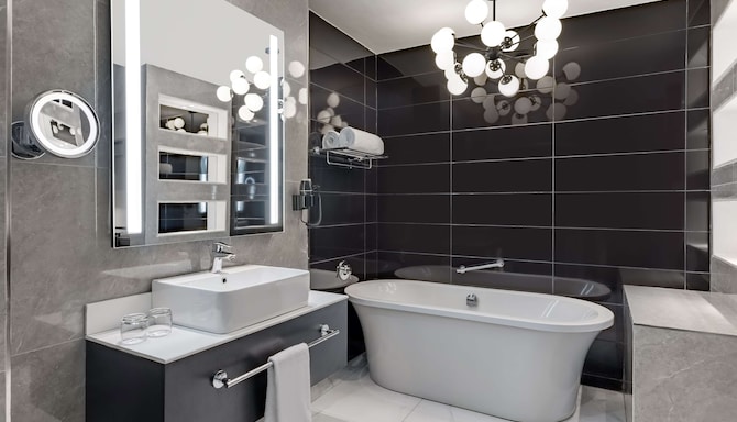 Radisson Hotel Lagos Ikeja - Suite bathroom