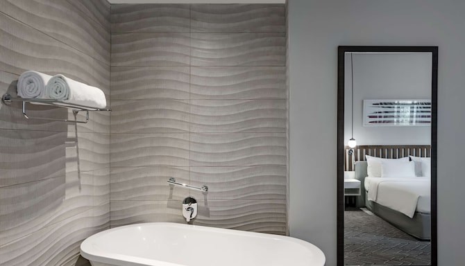 Radisson Hotel Lagos Ikeja - Junior Suite bathroom
