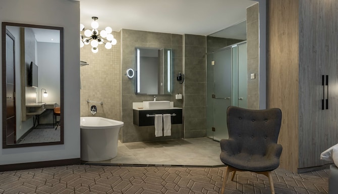 Radisson Hotel Lagos Ikeja - Executive Suite Bathroom pool view