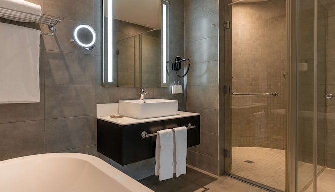 Radisson Hotel Lagos Ikeja - Junior Suite pool view Bathroom
