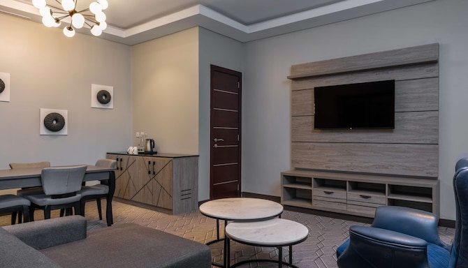 Radisson Hotel Lagos Ikeja - Executive Suite pool view