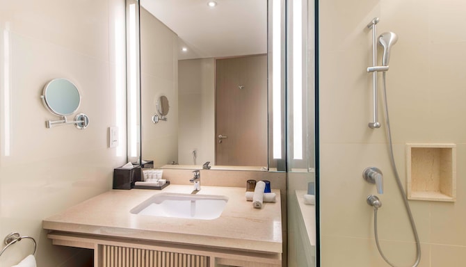 Radisson Hotel Lampung Kedaton - Deluxe Room bathroom