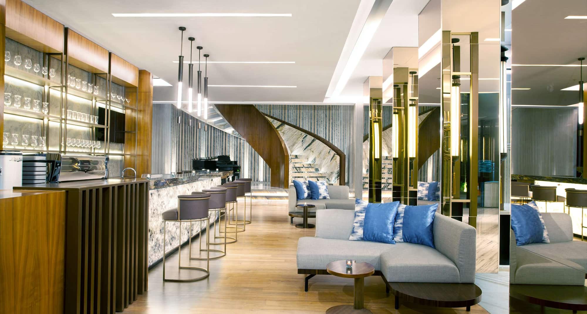 Radisson Hotel Lampung Kedaton - Lobby bar and lounge