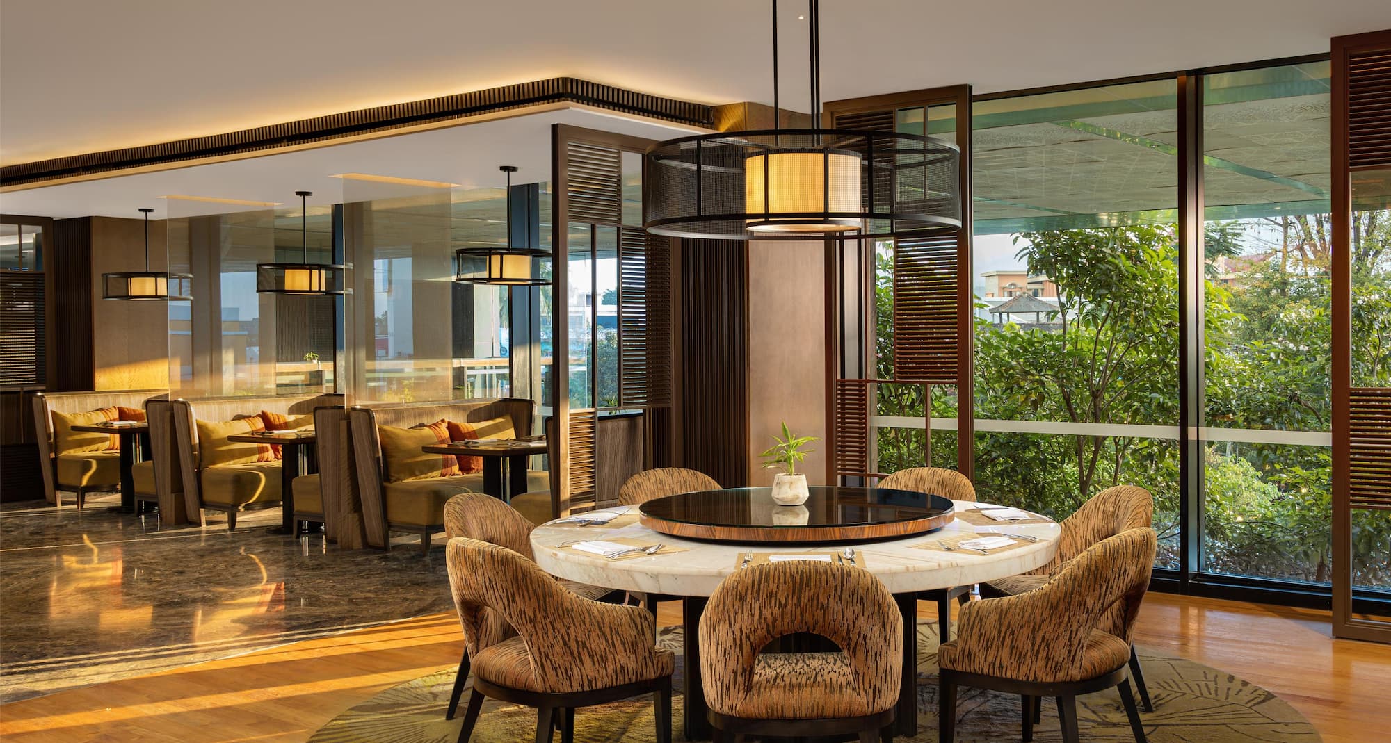 Radisson Hotel Lampung Kedaton - Rasa Restaurant - Round table area