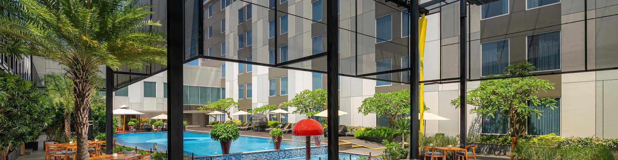 Radisson Hotel Lampung Kedaton - Amuse Pool Bar and Restaurant