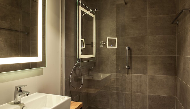 Radisson Hotel Liege City Centre - Bad im Gästezimmer