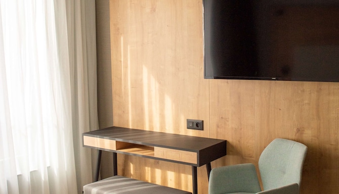 Radisson Hotel Liege City Centre - Standard & Cozy Room desk & flatscreen TV