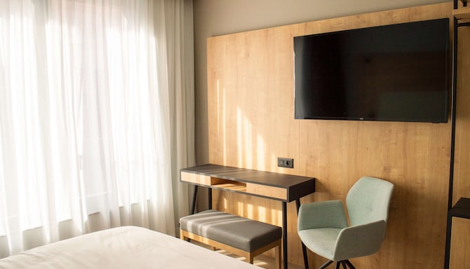 Radisson Hotel Liege City Centre - Standard & Cozy Room desk & flatscreen TV