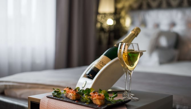 Radisson Hotel Lucknow City Center - Champagne in guest room