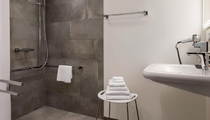 Radisson Hotel Lustenau - Guest room bath CGI recreation