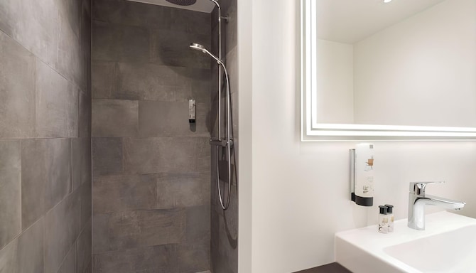Radisson Hotel Lustenau - Guest room bath CGI recreation