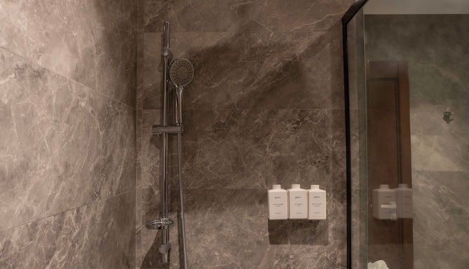 Radisson Hotel Madinah - Guest Room Bathroom