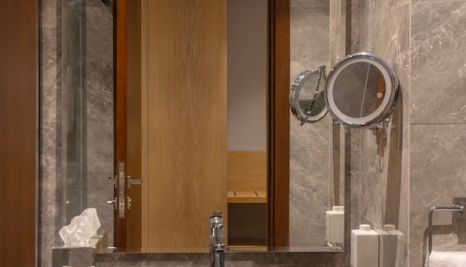 Radisson Hotel Madinah - Guest Room Bathroom