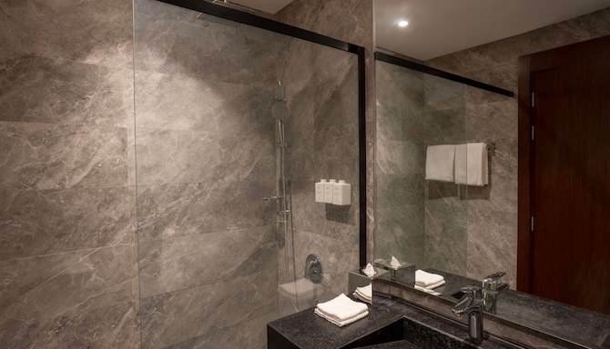 Radisson Hotel Madinah - Guest Room Bathroom
