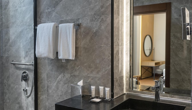 Radisson Hotel Madinah - Bathroom