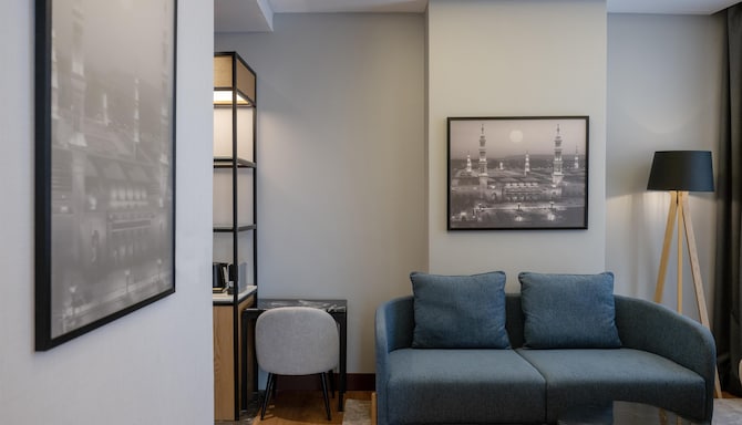 Radisson Hotel Madinah - Junior Suite living Room