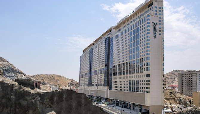 Radisson Hotel Makkah Thakher City - Vy över fasaden