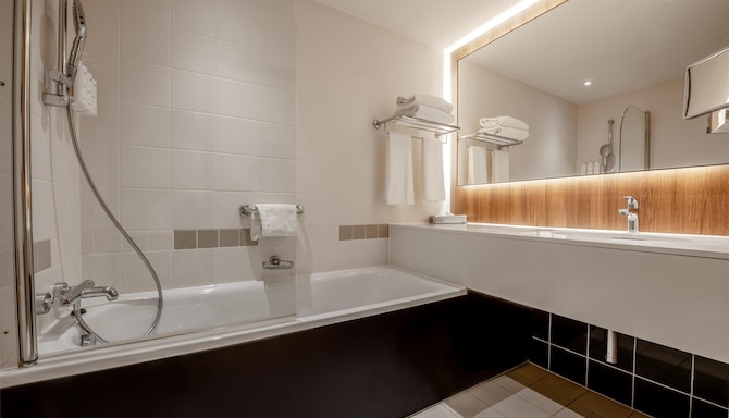 Radisson Hotel Manchester City Centre, A Verified Net Zero Hotel - Wanna w pokoju gościnnym