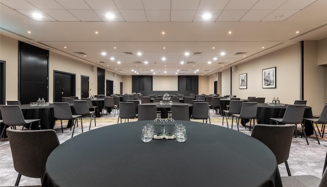 Radisson Hotel Manchester City Centre, A Verified Net Zero Hotel - Meetings and Events - Victoria Suite