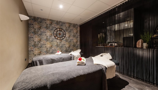 Radisson Hotel Manchester City Centre, A Verified Net Zero Hotel - Spa treatment room