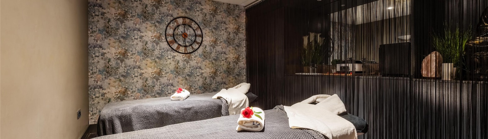 Radisson Hotel Manchester City Centre, A Verified Net Zero Hotel - Spa treatment room