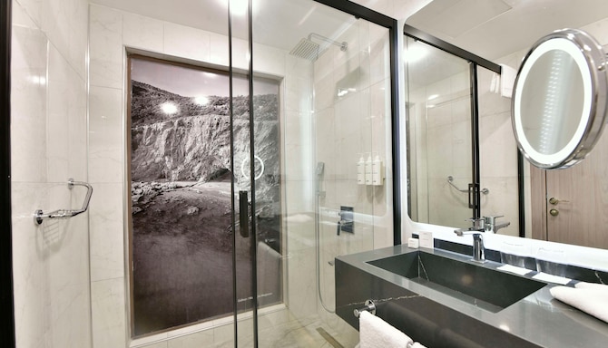 Radisson Hotel Mersin - Standard Room bathroom