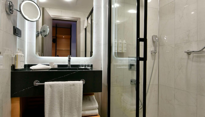 Radisson Hotel Mersin - Standard Room bathroom