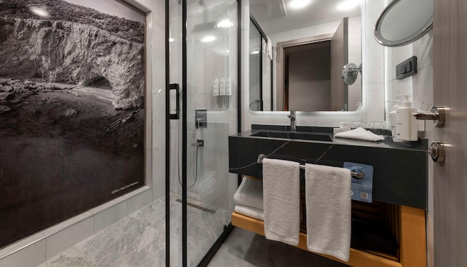 Radisson Hotel Mersin - Guest room bath