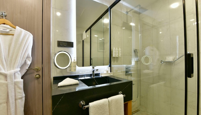 Radisson Hotel Mersin - Junior Suite bathroom