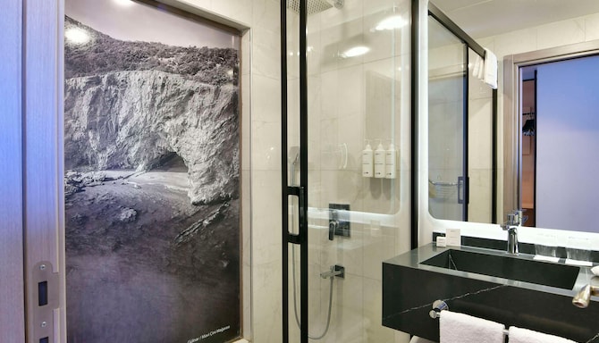 Radisson Hotel Mersin - Suite bathroom