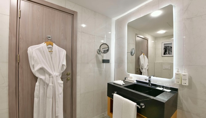 Radisson Hotel Mersin - Junior Suite bathroom