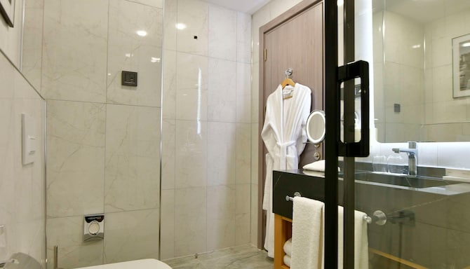 Radisson Hotel Mersin - Suite bathroom