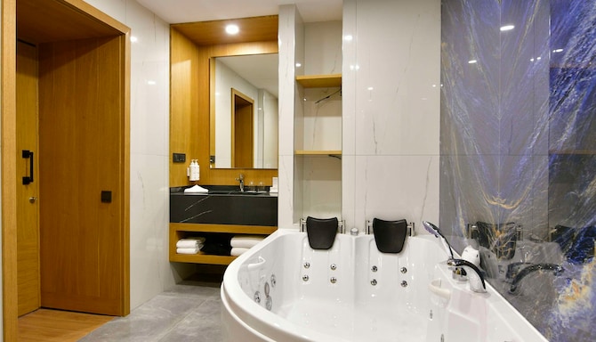 Radisson Hotel Mersin - Presidential Suite Bathroom