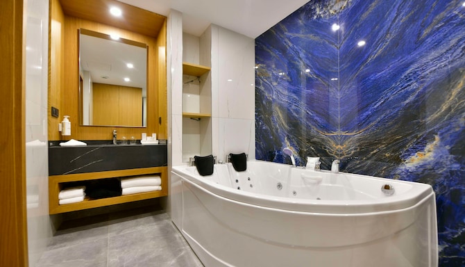 Radisson Hotel Mersin - Presidential Suite Bathroom