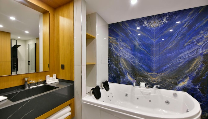 Radisson Hotel Mersin - Presidential Suite bathroom