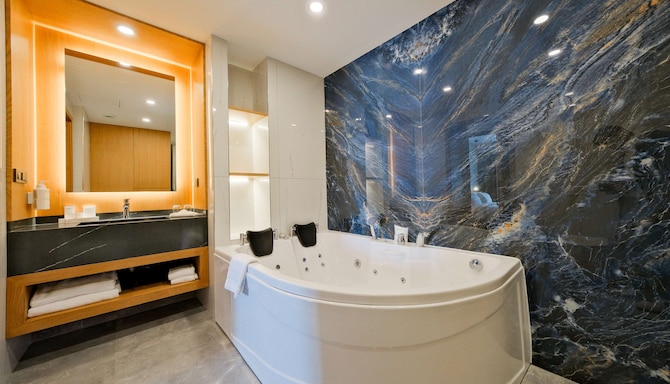 Radisson Hotel Mersin - Presidential Suite Bathroom