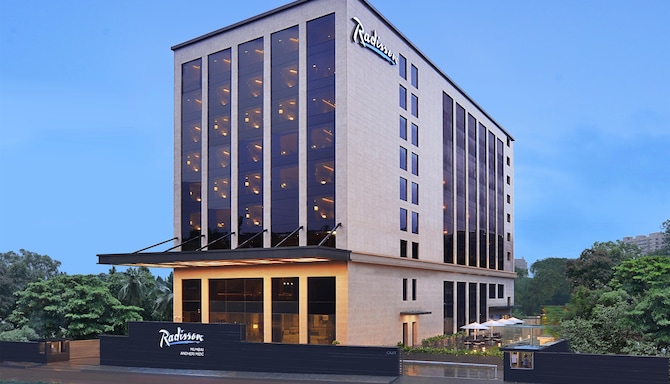Radisson Hotel Mumbai Andheri MIDC - Vy över fasaden
