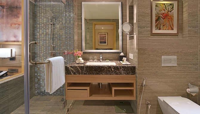 Radisson Hotel Mumbai Andheri MIDC - Superior Room - Bathroom