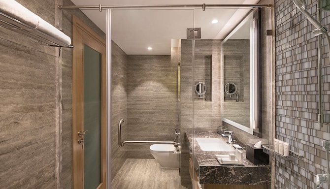 Radisson Hotel Mumbai Andheri MIDC - Deluxe Superior Bathroom