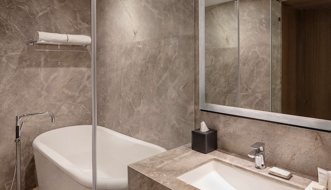 Radisson Hotel Mumbai Andheri MIDC - Suite Bathroom