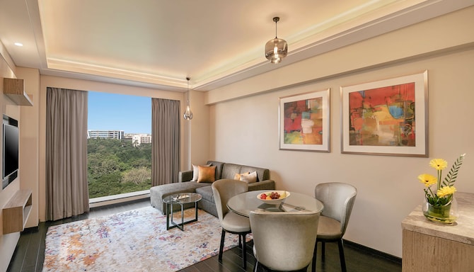 Radisson Hotel Mumbai Andheri MIDC - Suite Living room