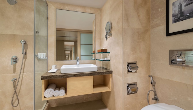 Radisson Hotel Mumbai Goregaon - Guest room bathroom