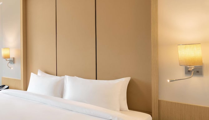Radisson Hotel Mumbai Goregaon - Superior Room