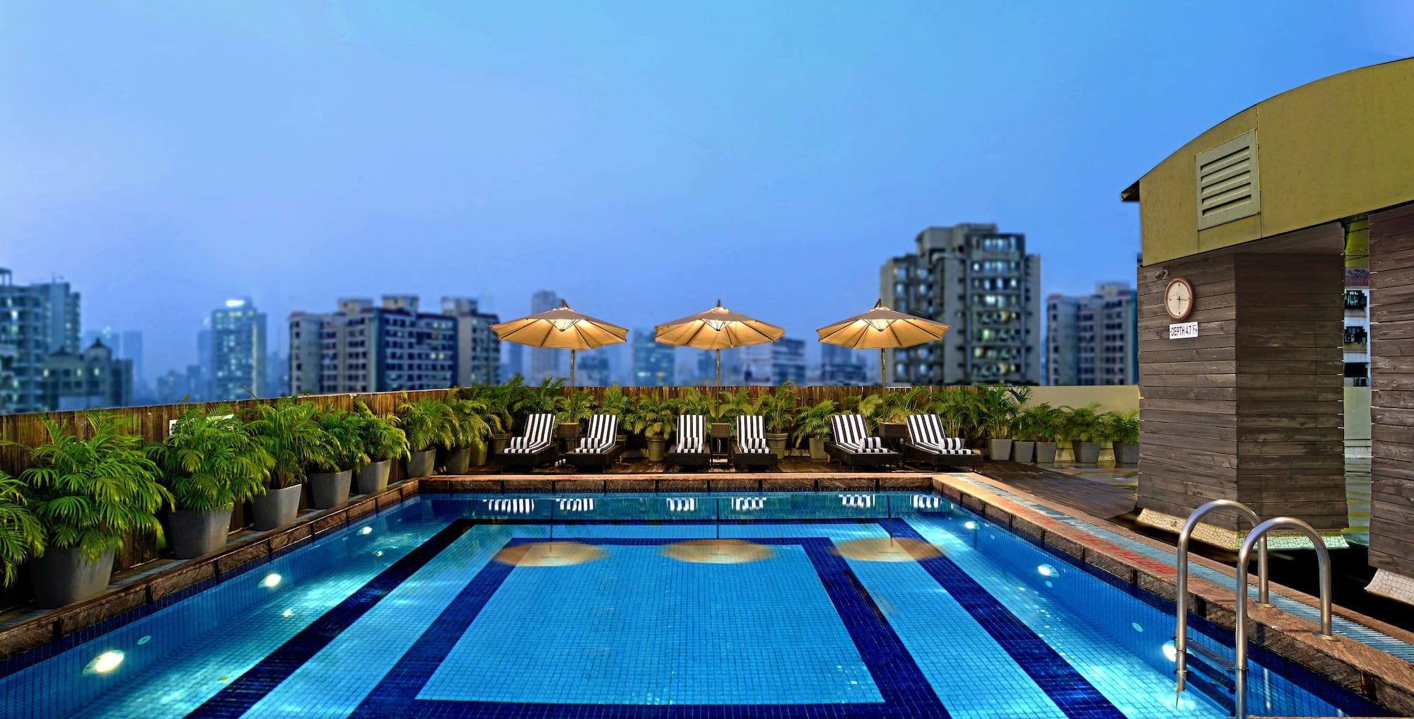 Radisson Hotel Mumbai Goregaon - Swimming Pool