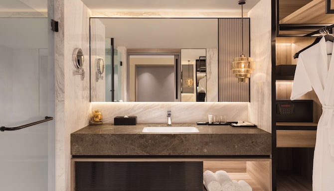 Radisson Hotel Mumbai Goregaon - Suite bathroom