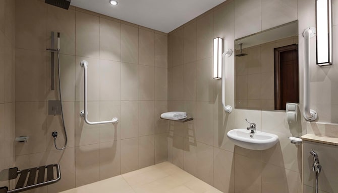 Radisson Hotel Muscat Panorama - Superior Room Accessible King Bathroom