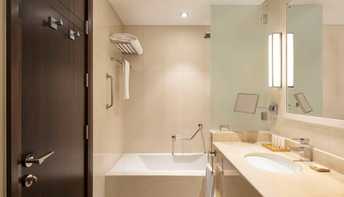 Radisson Hotel Muscat Panorama - Superior Room King Bathroom