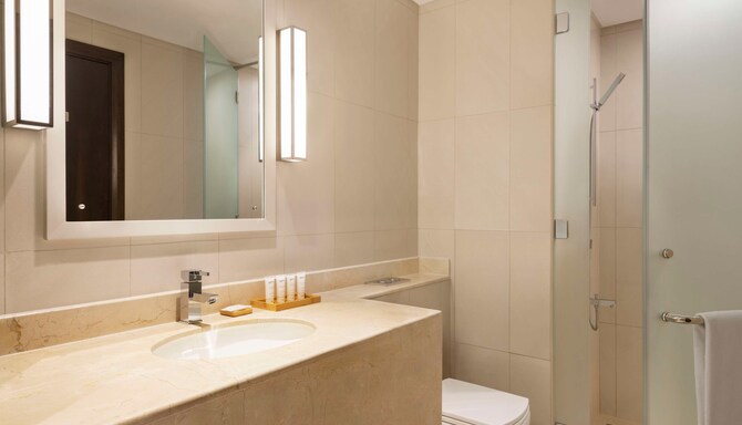 Radisson Hotel Muscat Panorama - Family Room King Bathroom