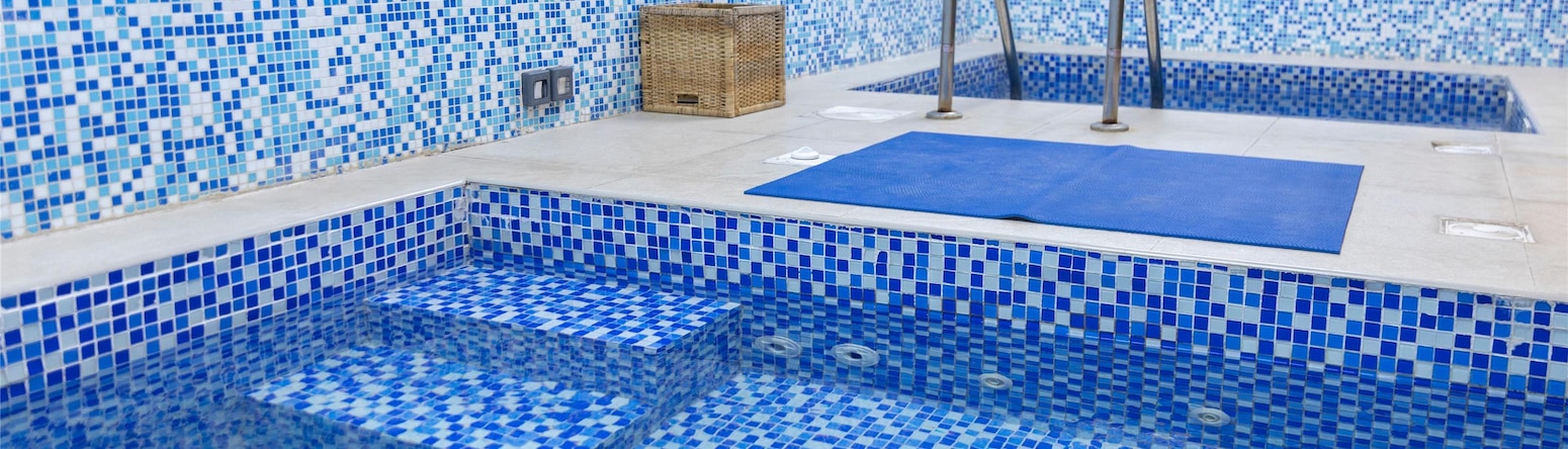 Radisson Hotel Muscat Panorama - Indoor Pool